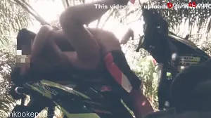 Ngewe Diatas Motor Dikebun Sawit – Bokep Indo